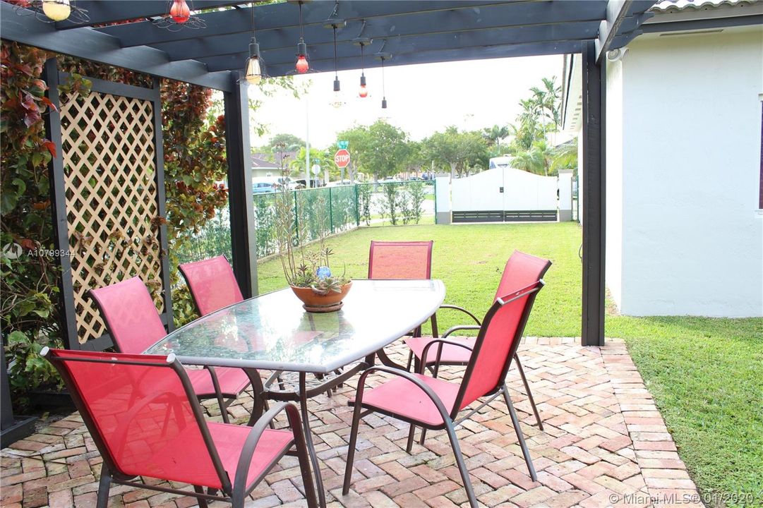 Vendido Recientemente: $358,000 (3 camas, 2 baños, 1833 Pies cuadrados)