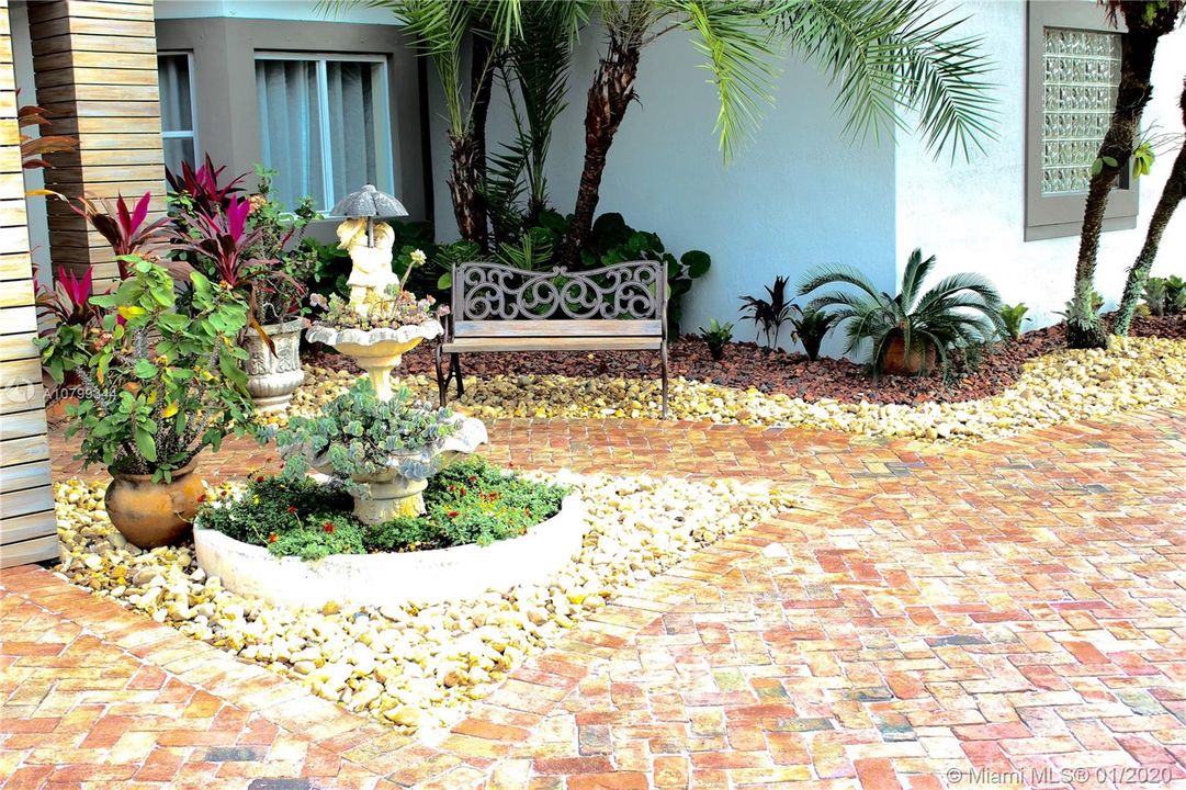 Vendido Recientemente: $358,000 (3 camas, 2 baños, 1833 Pies cuadrados)