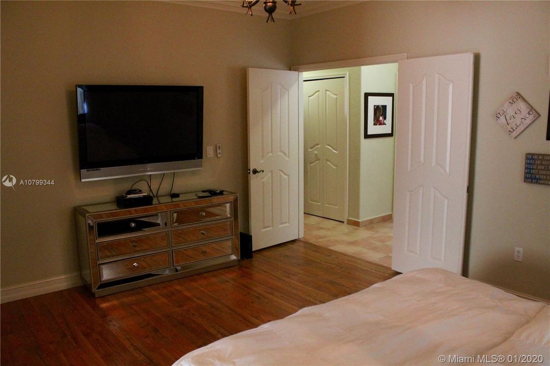 Vendido Recientemente: $358,000 (3 camas, 2 baños, 1833 Pies cuadrados)
