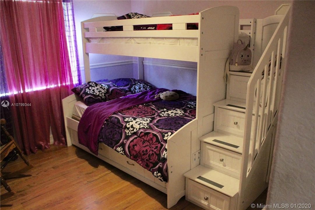 Vendido Recientemente: $358,000 (3 camas, 2 baños, 1833 Pies cuadrados)
