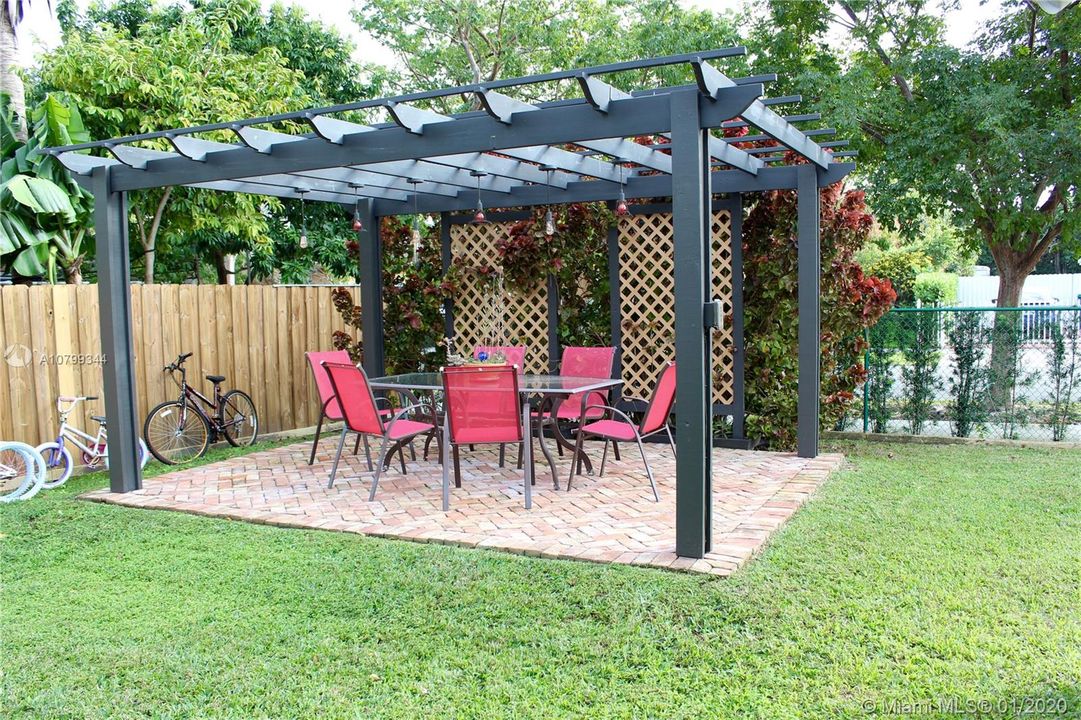 Vendido Recientemente: $358,000 (3 camas, 2 baños, 1833 Pies cuadrados)
