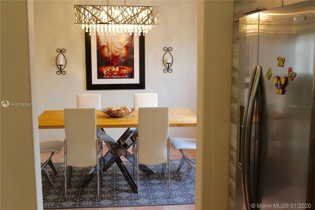 Vendido Recientemente: $358,000 (3 camas, 2 baños, 1833 Pies cuadrados)