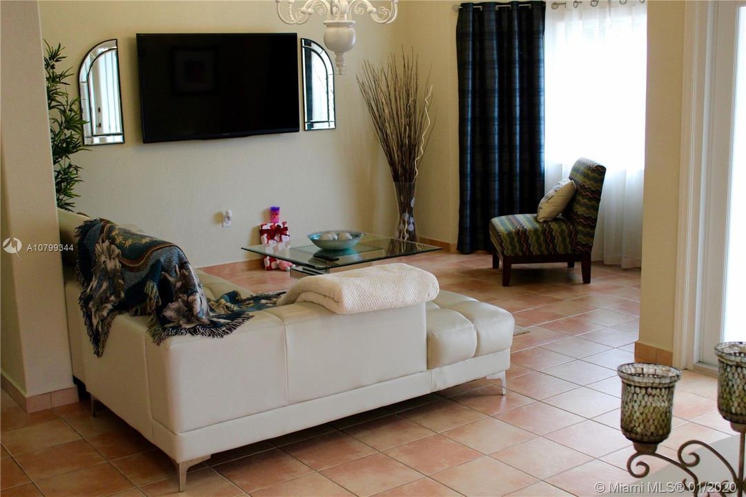 Vendido Recientemente: $358,000 (3 camas, 2 baños, 1833 Pies cuadrados)