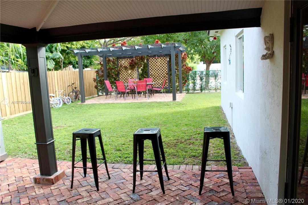 Vendido Recientemente: $358,000 (3 camas, 2 baños, 1833 Pies cuadrados)
