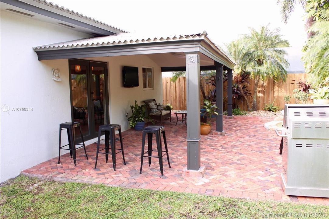 Vendido Recientemente: $358,000 (3 camas, 2 baños, 1833 Pies cuadrados)