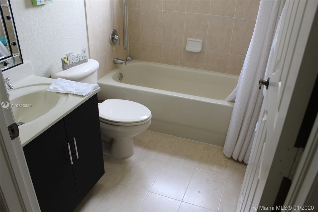 Vendido Recientemente: $358,000 (3 camas, 2 baños, 1833 Pies cuadrados)