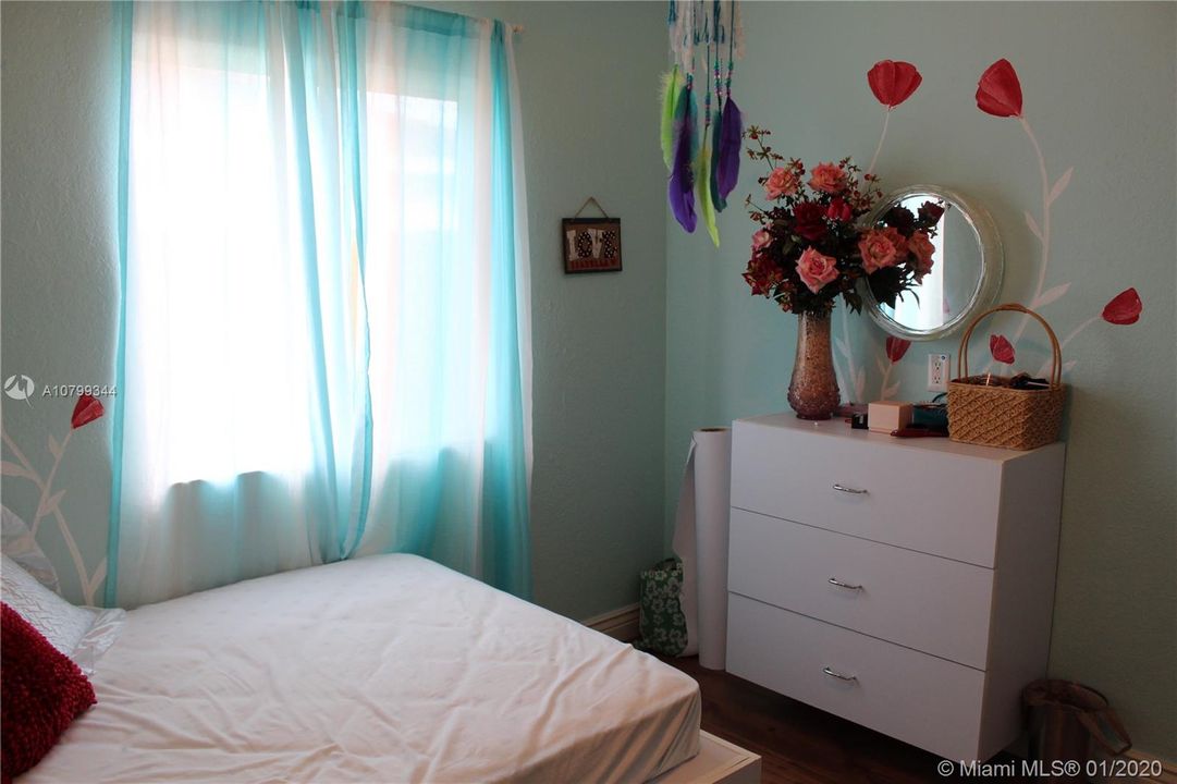 Vendido Recientemente: $358,000 (3 camas, 2 baños, 1833 Pies cuadrados)