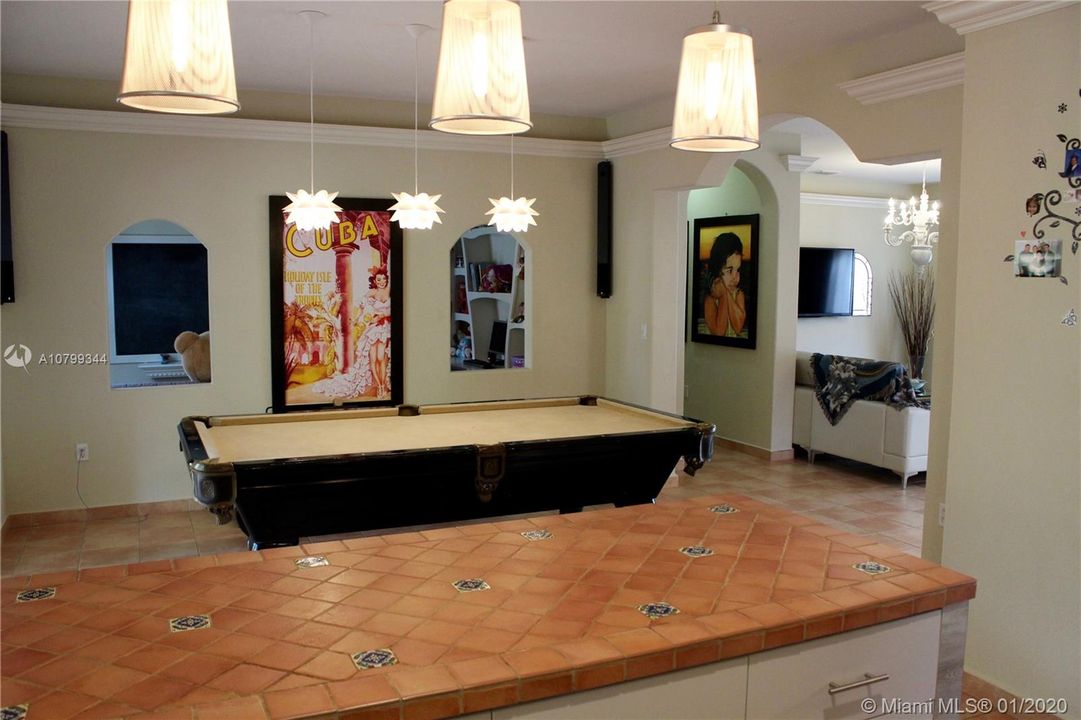 Vendido Recientemente: $358,000 (3 camas, 2 baños, 1833 Pies cuadrados)