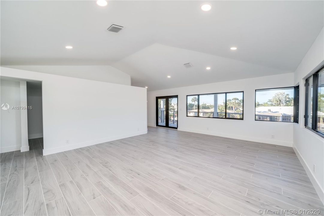 Vendido Recientemente: $1,375,000 (4 camas, 3 baños, 2946 Pies cuadrados)
