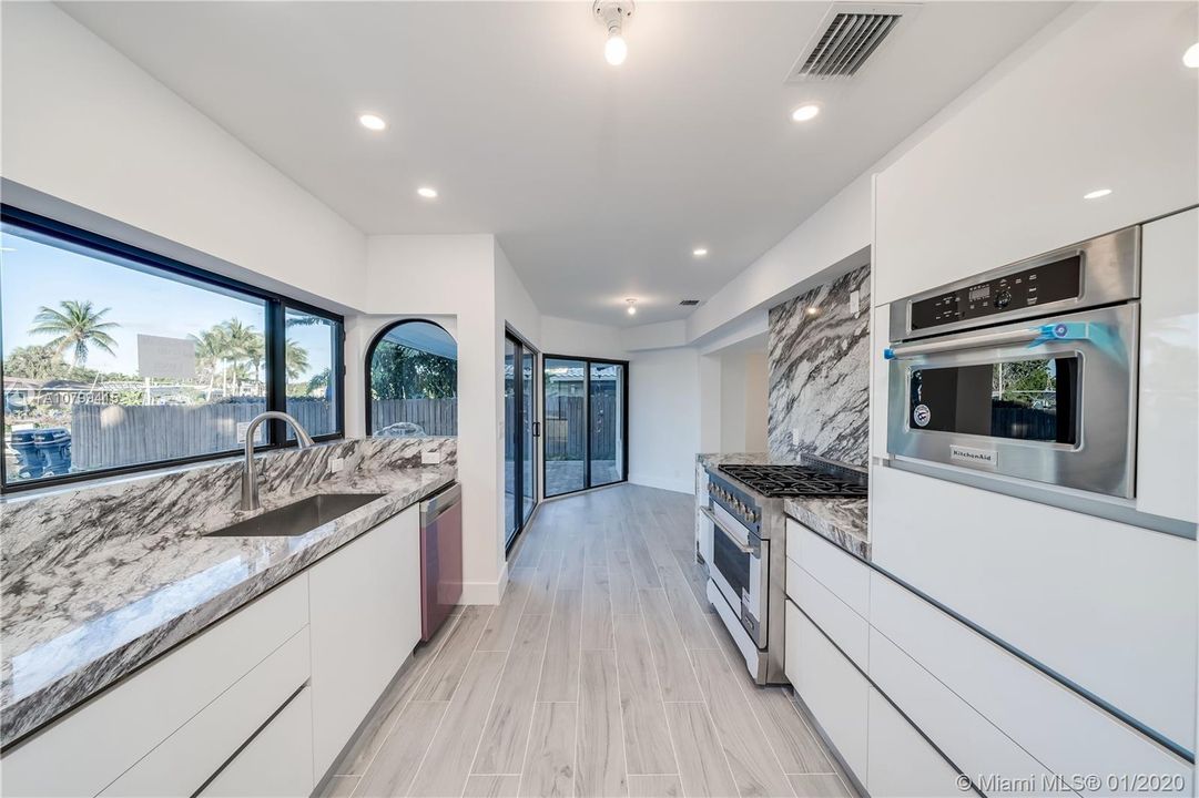 Vendido Recientemente: $1,375,000 (4 camas, 3 baños, 2946 Pies cuadrados)