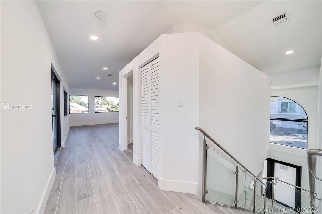 Vendido Recientemente: $1,375,000 (4 camas, 3 baños, 2946 Pies cuadrados)