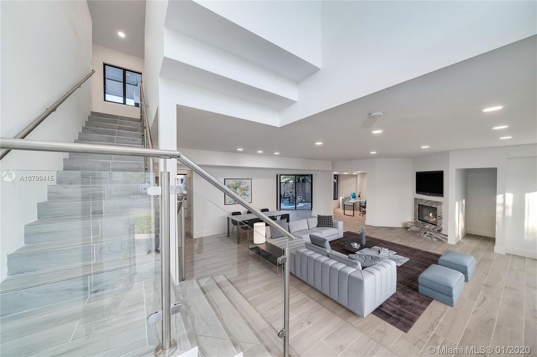 Vendido Recientemente: $1,375,000 (4 camas, 3 baños, 2946 Pies cuadrados)