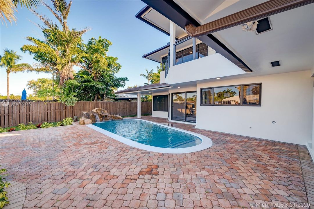 Vendido Recientemente: $1,375,000 (4 camas, 3 baños, 2946 Pies cuadrados)