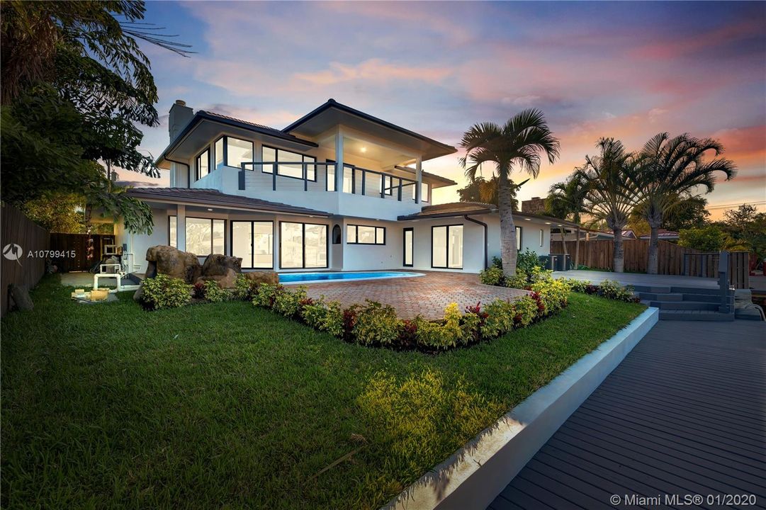 Vendido Recientemente: $1,375,000 (4 camas, 3 baños, 2946 Pies cuadrados)