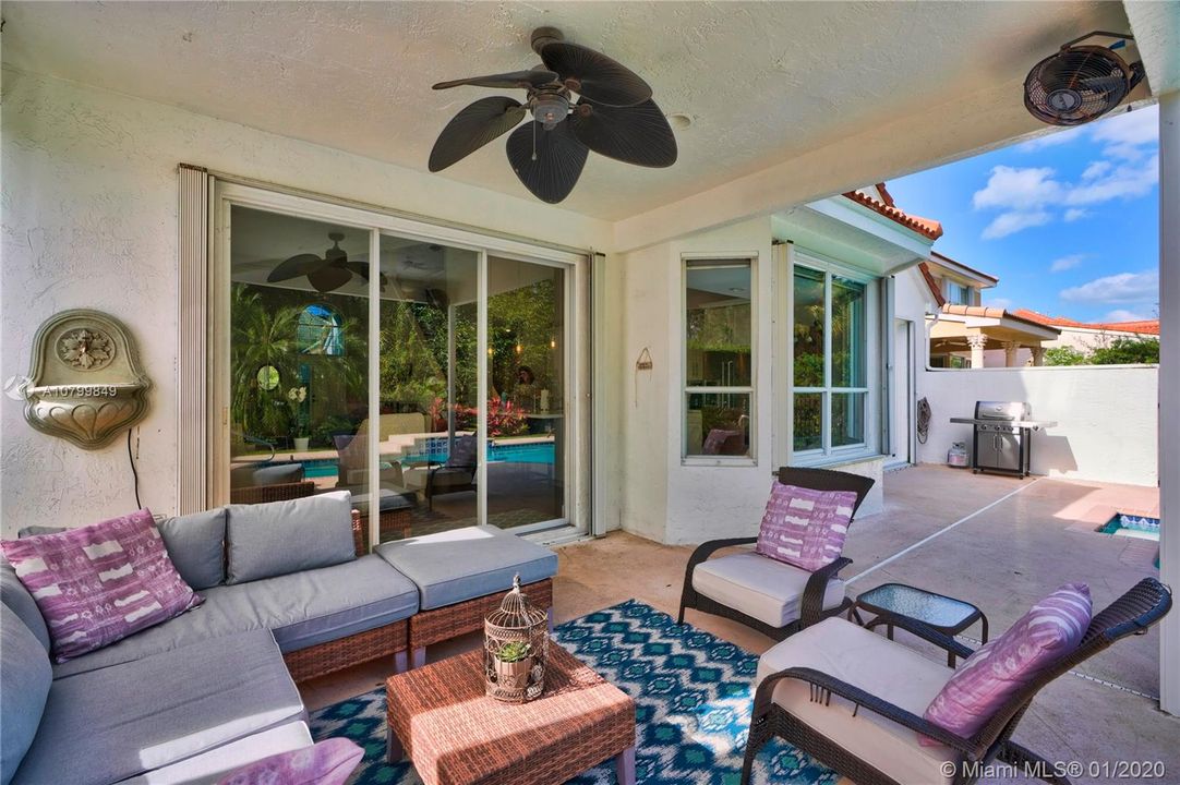 Vendido Recientemente: $620,000 (3 camas, 2 baños, 2492 Pies cuadrados)