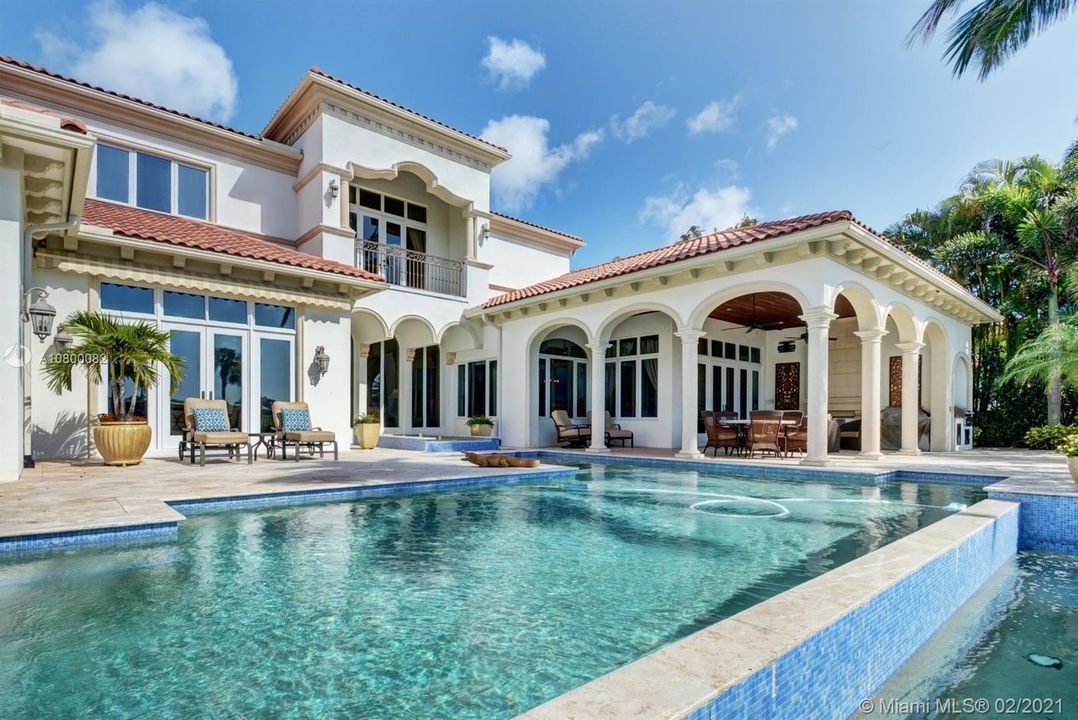 最近售出: $3,399,000 (6 贝兹, 6 浴室, 7730 平方英尺)