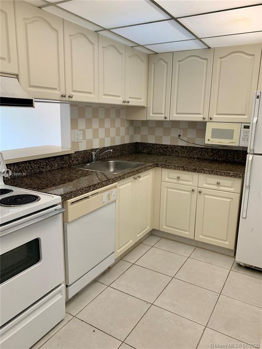 Recently Rented: $1,275 (1 beds, 1 baths, 770 Square Feet)