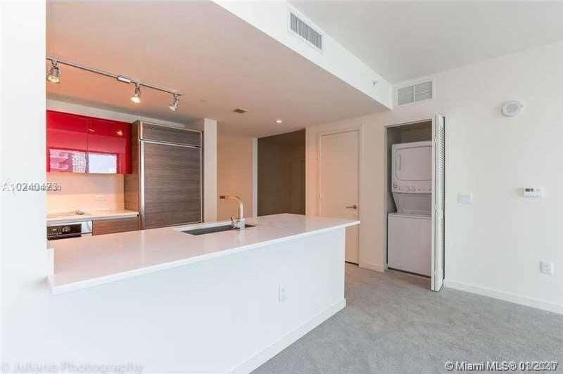 Recently Sold: $320,000 (1 beds, 1 baths, 923 Square Feet)