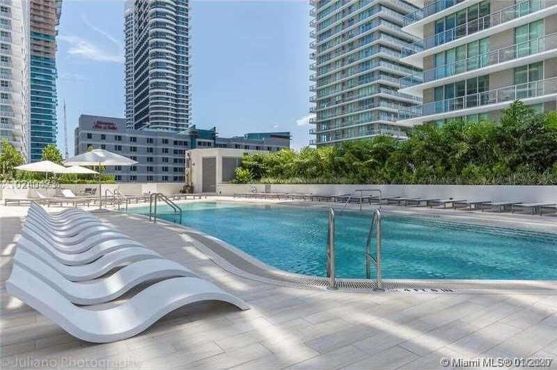 Recently Sold: $320,000 (1 beds, 1 baths, 923 Square Feet)