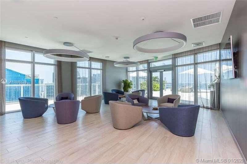 Recently Sold: $320,000 (1 beds, 1 baths, 923 Square Feet)