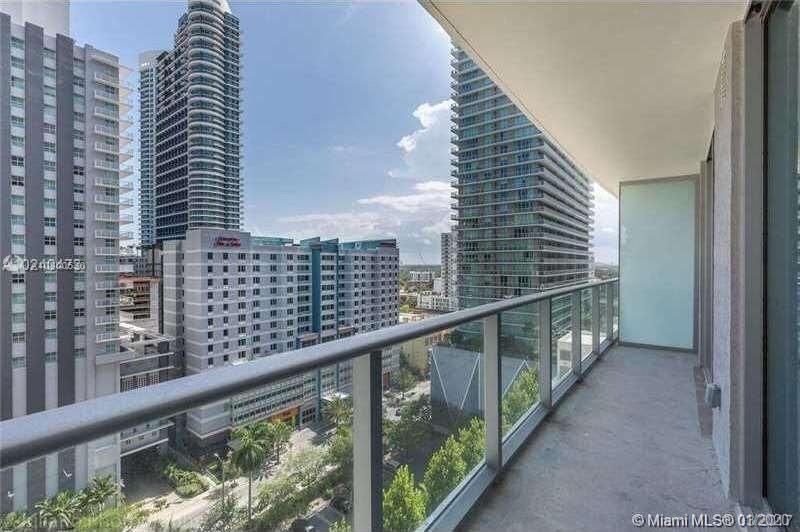 Recently Sold: $320,000 (1 beds, 1 baths, 923 Square Feet)