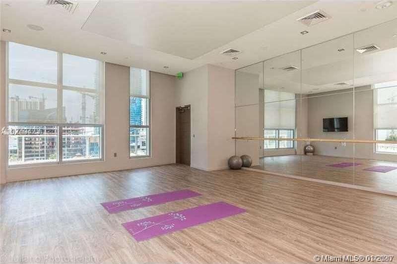 Recently Sold: $320,000 (1 beds, 1 baths, 923 Square Feet)