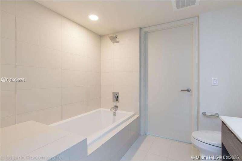 Recently Sold: $320,000 (1 beds, 1 baths, 923 Square Feet)
