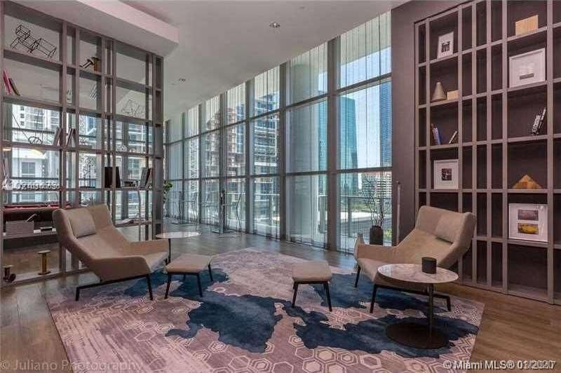 Recently Sold: $320,000 (1 beds, 1 baths, 923 Square Feet)