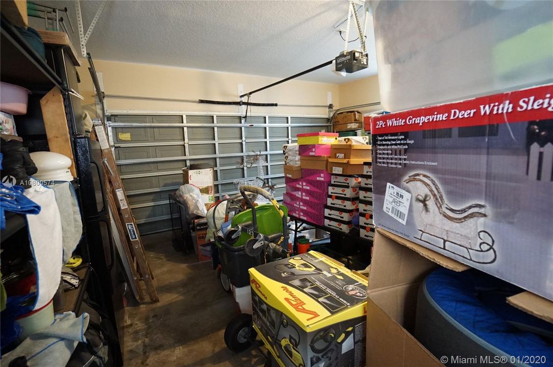 Vendido Recientemente: $260,000 (4 camas, 2 baños, 2195 Pies cuadrados)