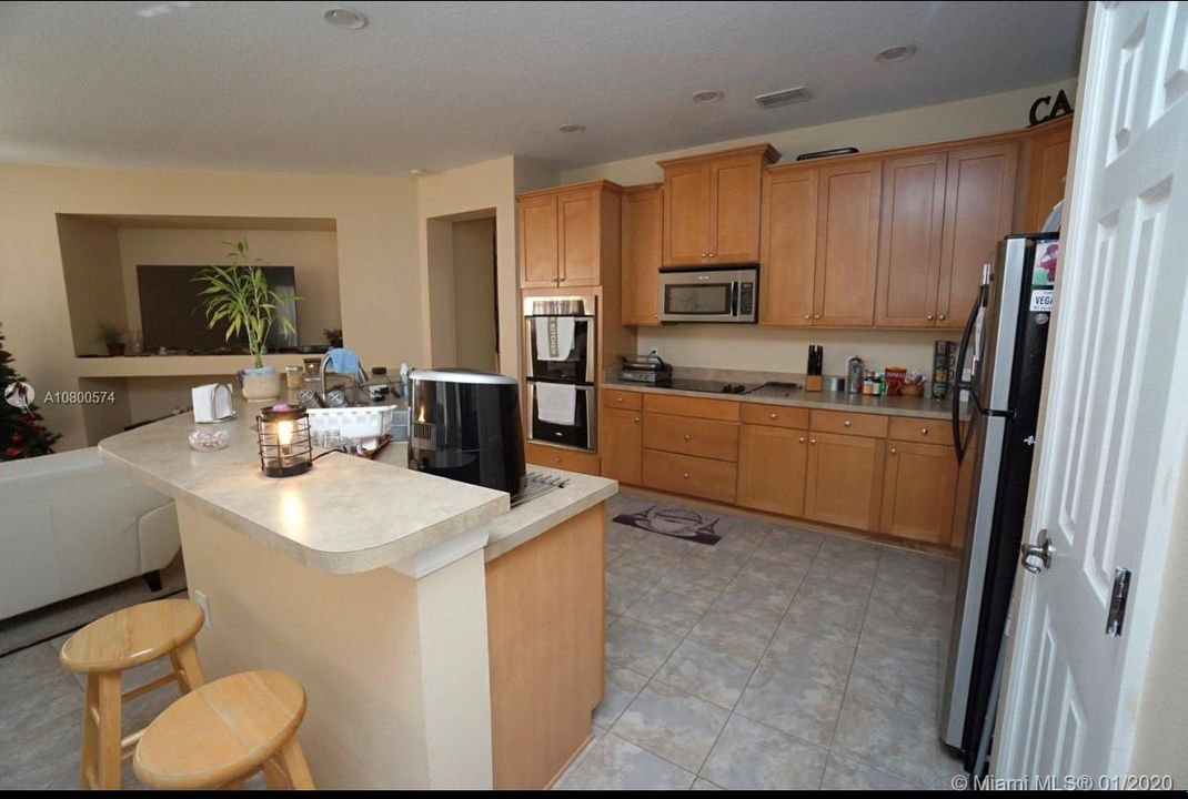 Vendido Recientemente: $260,000 (4 camas, 2 baños, 2195 Pies cuadrados)