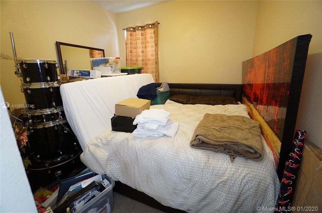Vendido Recientemente: $260,000 (4 camas, 2 baños, 2195 Pies cuadrados)