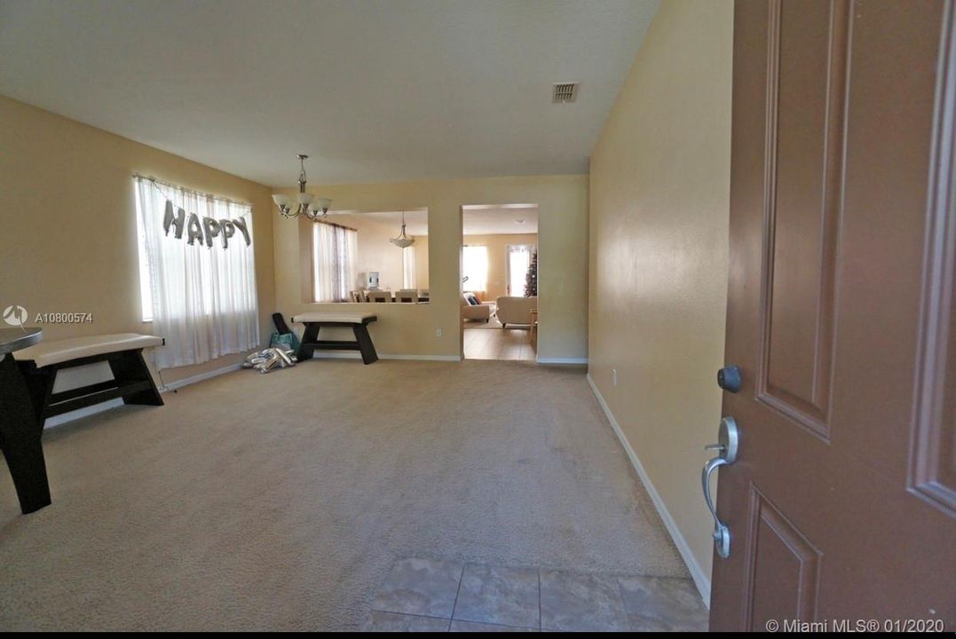 Vendido Recientemente: $260,000 (4 camas, 2 baños, 2195 Pies cuadrados)