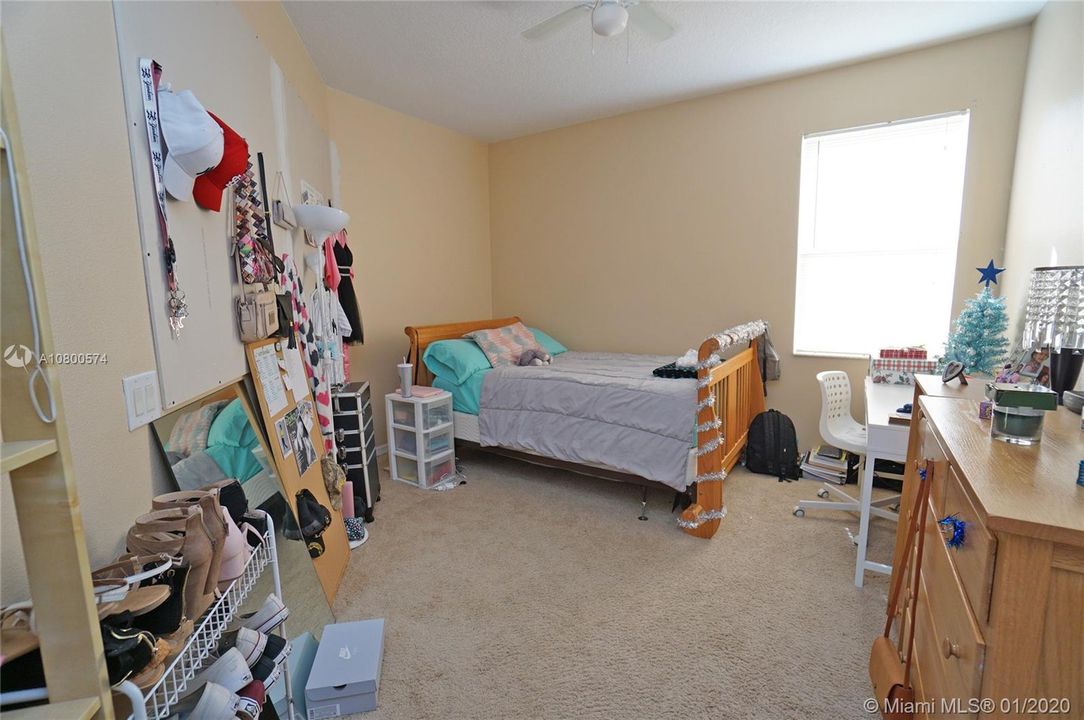 Vendido Recientemente: $260,000 (4 camas, 2 baños, 2195 Pies cuadrados)