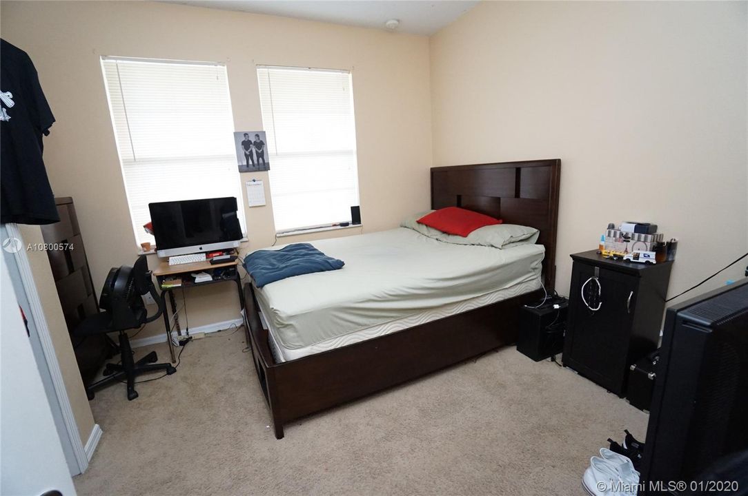 Vendido Recientemente: $260,000 (4 camas, 2 baños, 2195 Pies cuadrados)