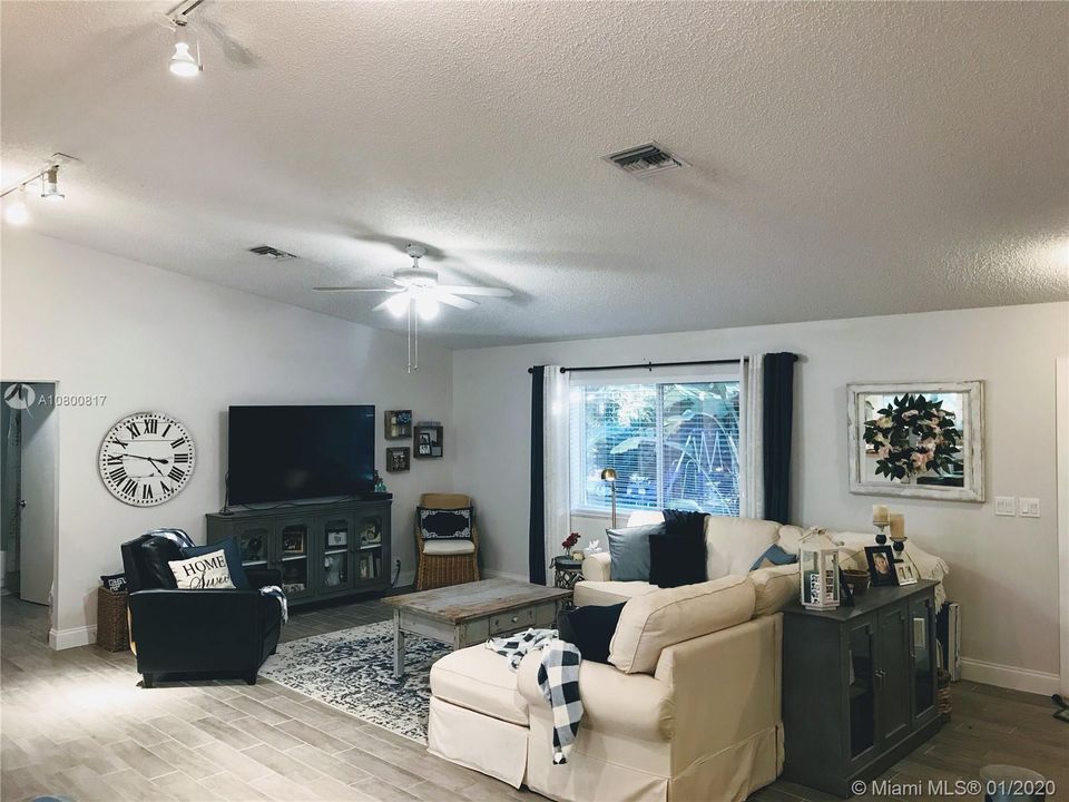 Recently Sold: $380,000 (3 beds, 2 baths, 1526 Square Feet)