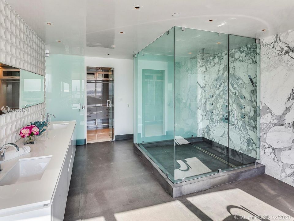 Recently Sold: $5,599,000 (4 beds, 4 baths, 3979 Square Feet)