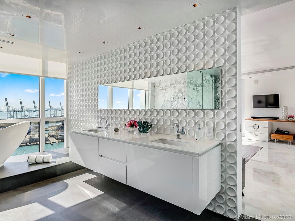 Recently Sold: $5,599,000 (4 beds, 4 baths, 3979 Square Feet)