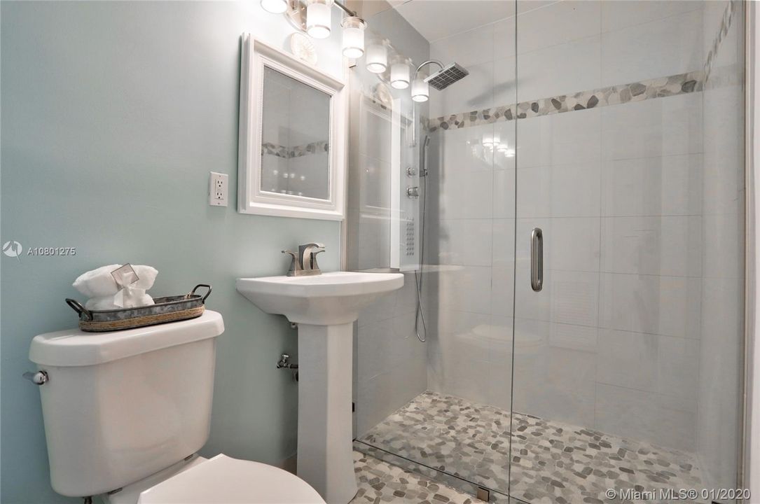 Recently Sold: $329,900 (4 beds, 2 baths, 1699 Square Feet)
