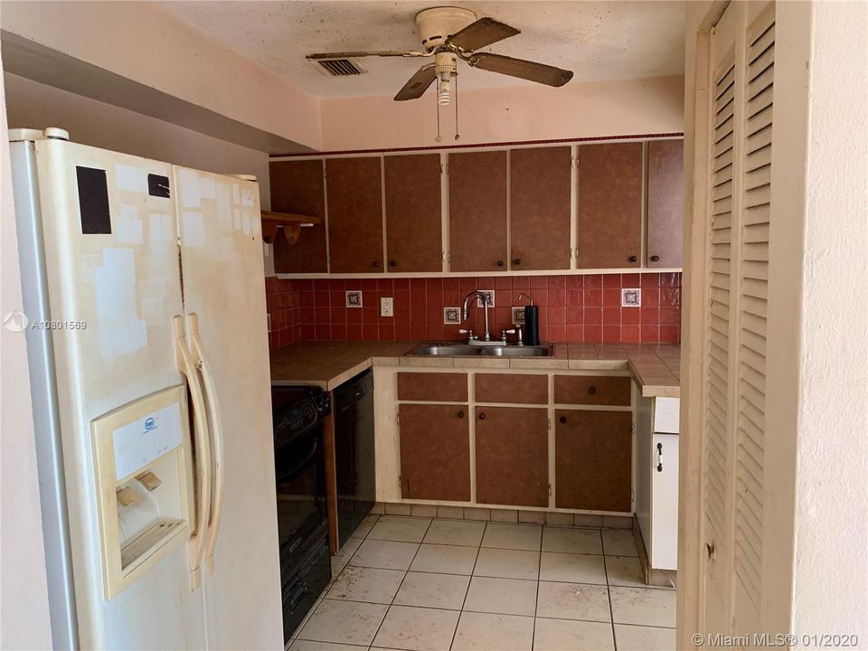 Недавно продано: $214,900 (4 спален, 2 ванн, 1801 Квадратных фут)