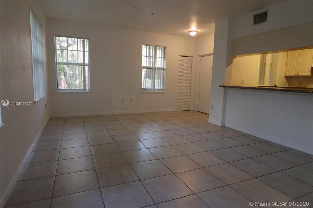 Recently Rented: $1,300 (1 beds, 1 baths, 716 Square Feet)