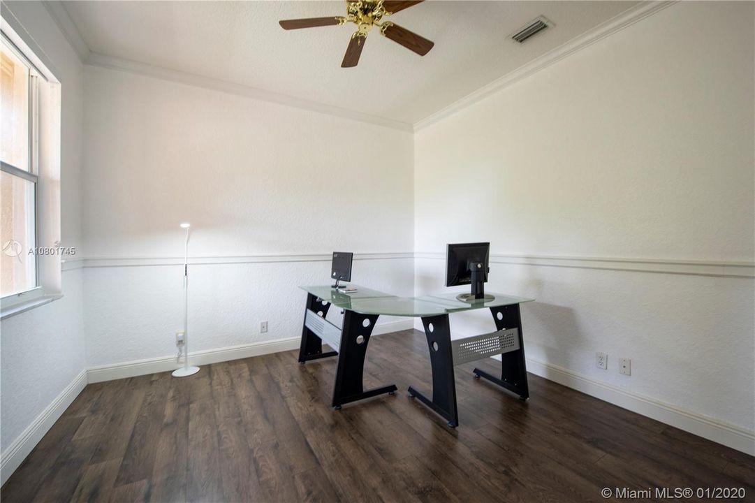 Vendido Recientemente: $468,000 (4 camas, 2 baños, 2414 Pies cuadrados)
