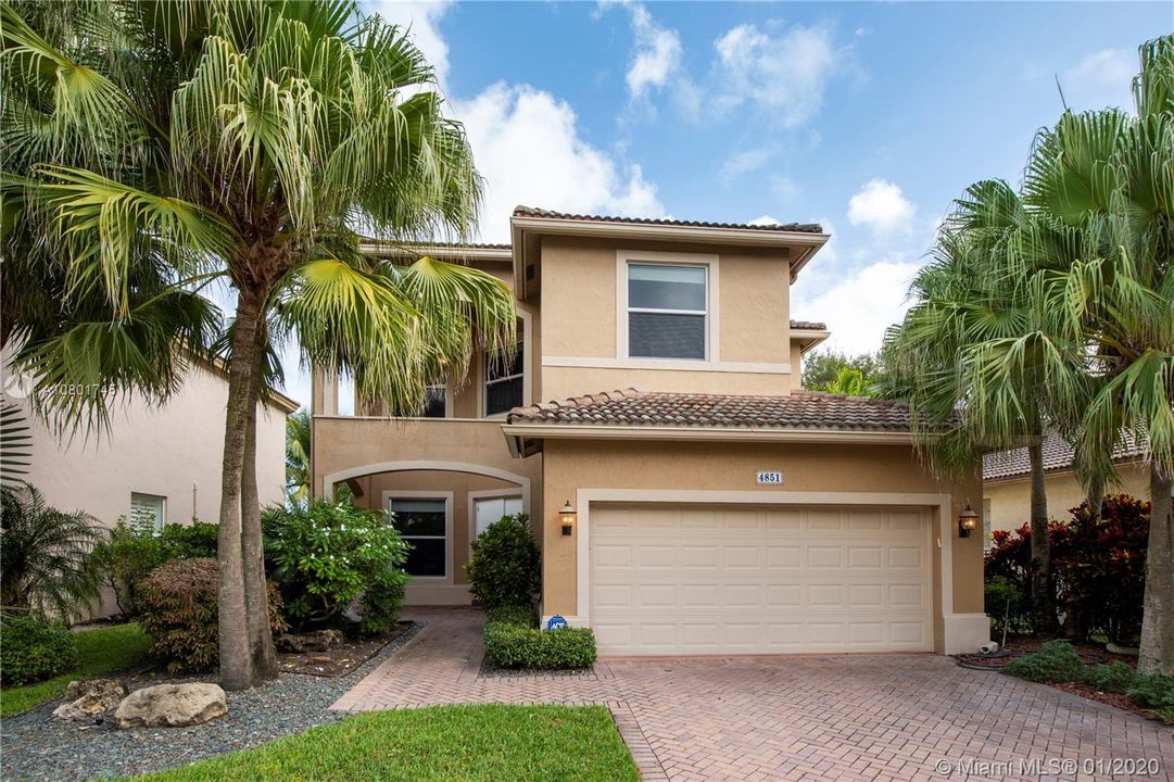 Vendido Recientemente: $468,000 (4 camas, 2 baños, 2414 Pies cuadrados)