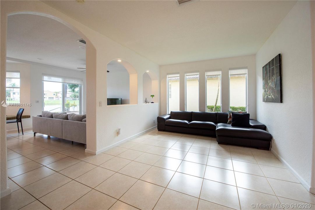Vendido Recientemente: $468,000 (4 camas, 2 baños, 2414 Pies cuadrados)