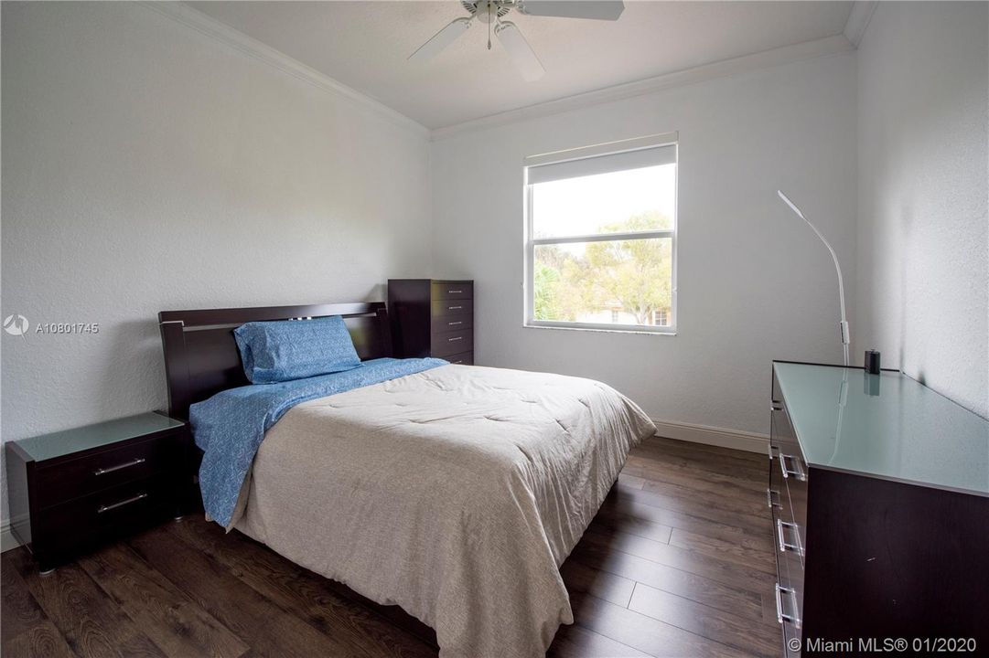 Vendido Recientemente: $468,000 (4 camas, 2 baños, 2414 Pies cuadrados)