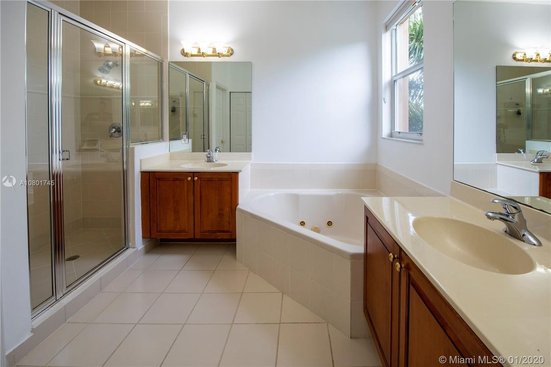 Vendido Recientemente: $468,000 (4 camas, 2 baños, 2414 Pies cuadrados)