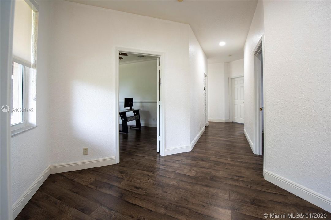 Vendido Recientemente: $468,000 (4 camas, 2 baños, 2414 Pies cuadrados)
