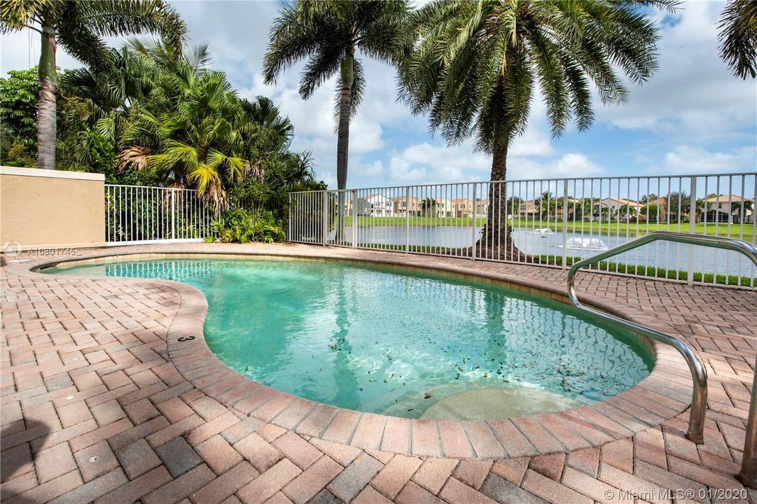 Vendido Recientemente: $468,000 (4 camas, 2 baños, 2414 Pies cuadrados)