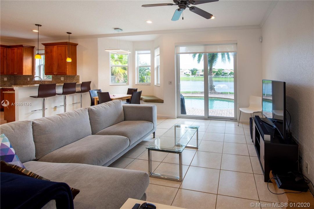 Vendido Recientemente: $468,000 (4 camas, 2 baños, 2414 Pies cuadrados)