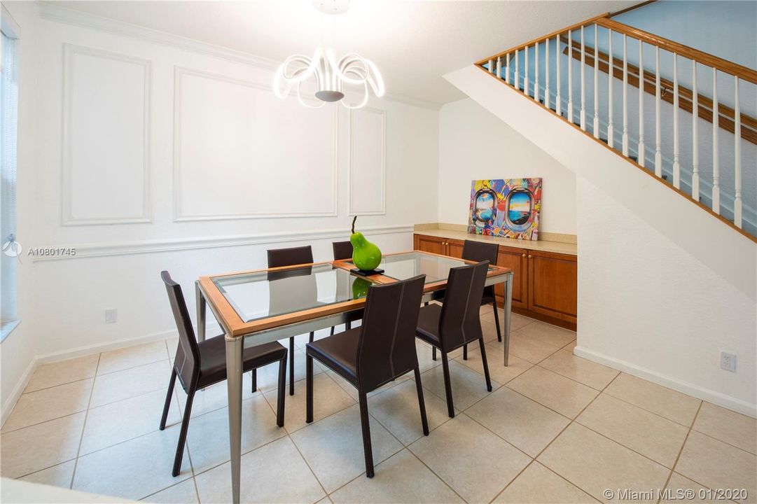 Vendido Recientemente: $468,000 (4 camas, 2 baños, 2414 Pies cuadrados)