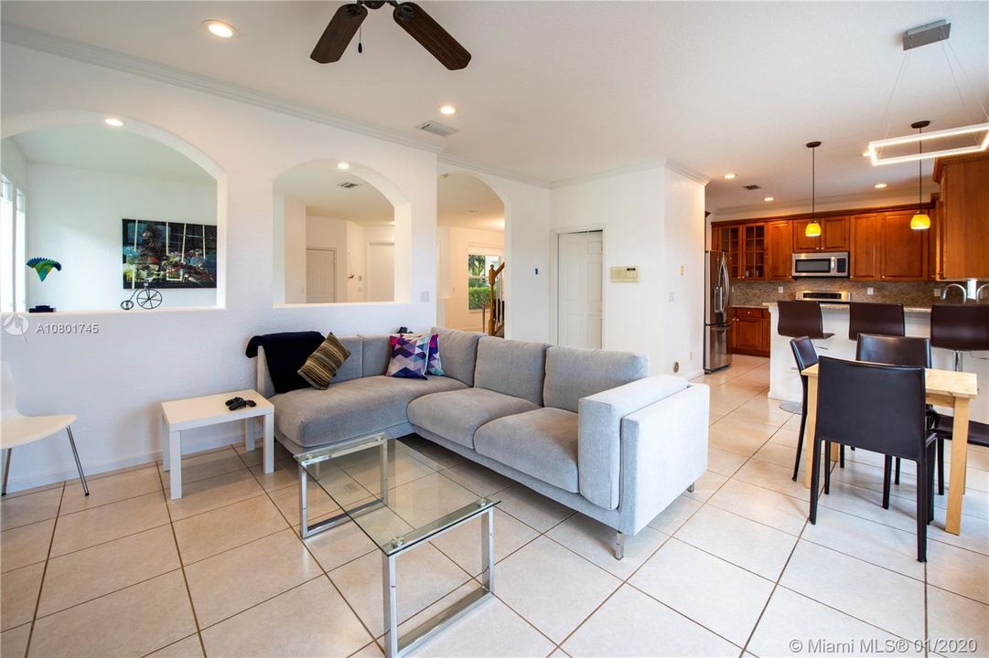 Vendido Recientemente: $468,000 (4 camas, 2 baños, 2414 Pies cuadrados)